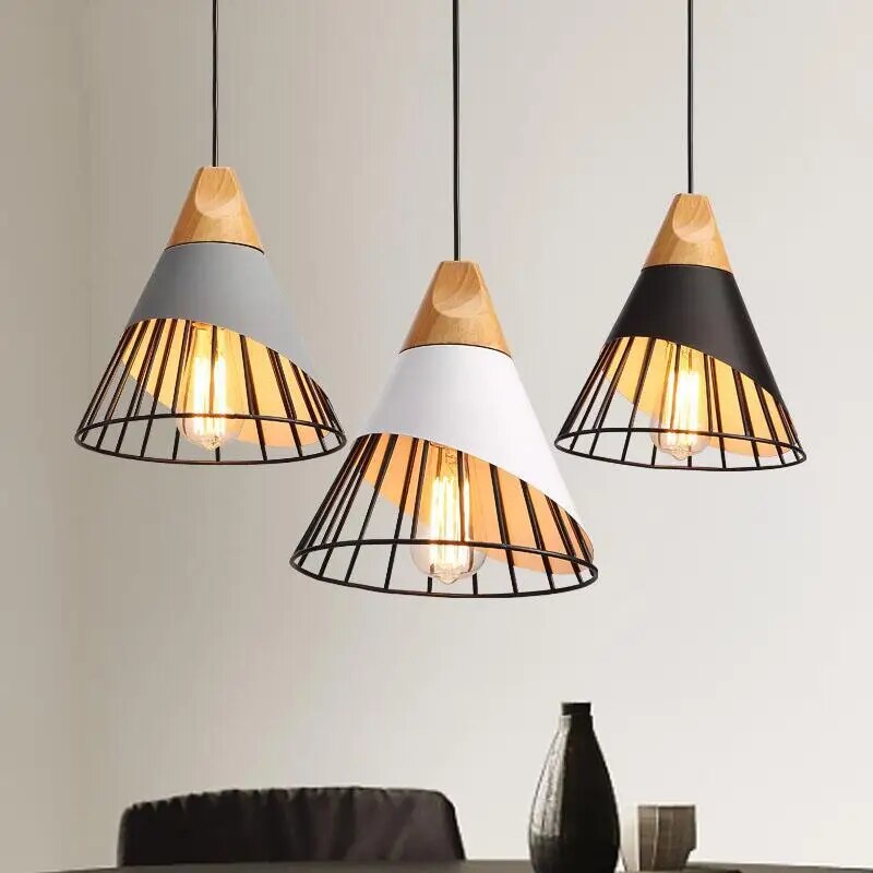 Hunaroglo: Lampadario in ferro e legno con luce bianca calda – per interni eleganti