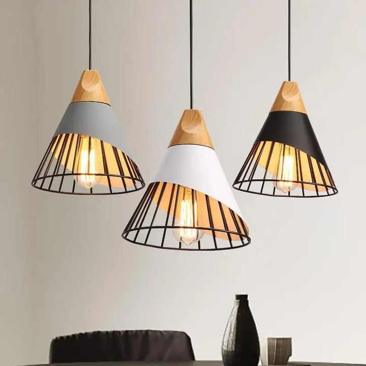 Hunaroglo: Lampadario in ferro e legno con luce bianca calda – per interni eleganti