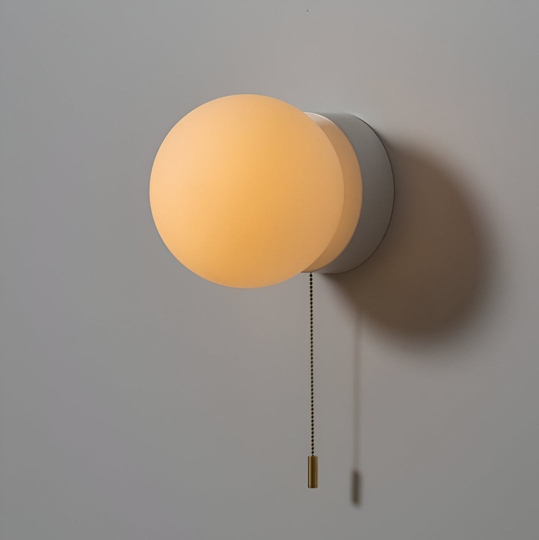 HyggeGlow: Applique Scandinava in Vetro Opaco Rotondo con LED e Corda di Trazione – per Ambienti e Corridoi