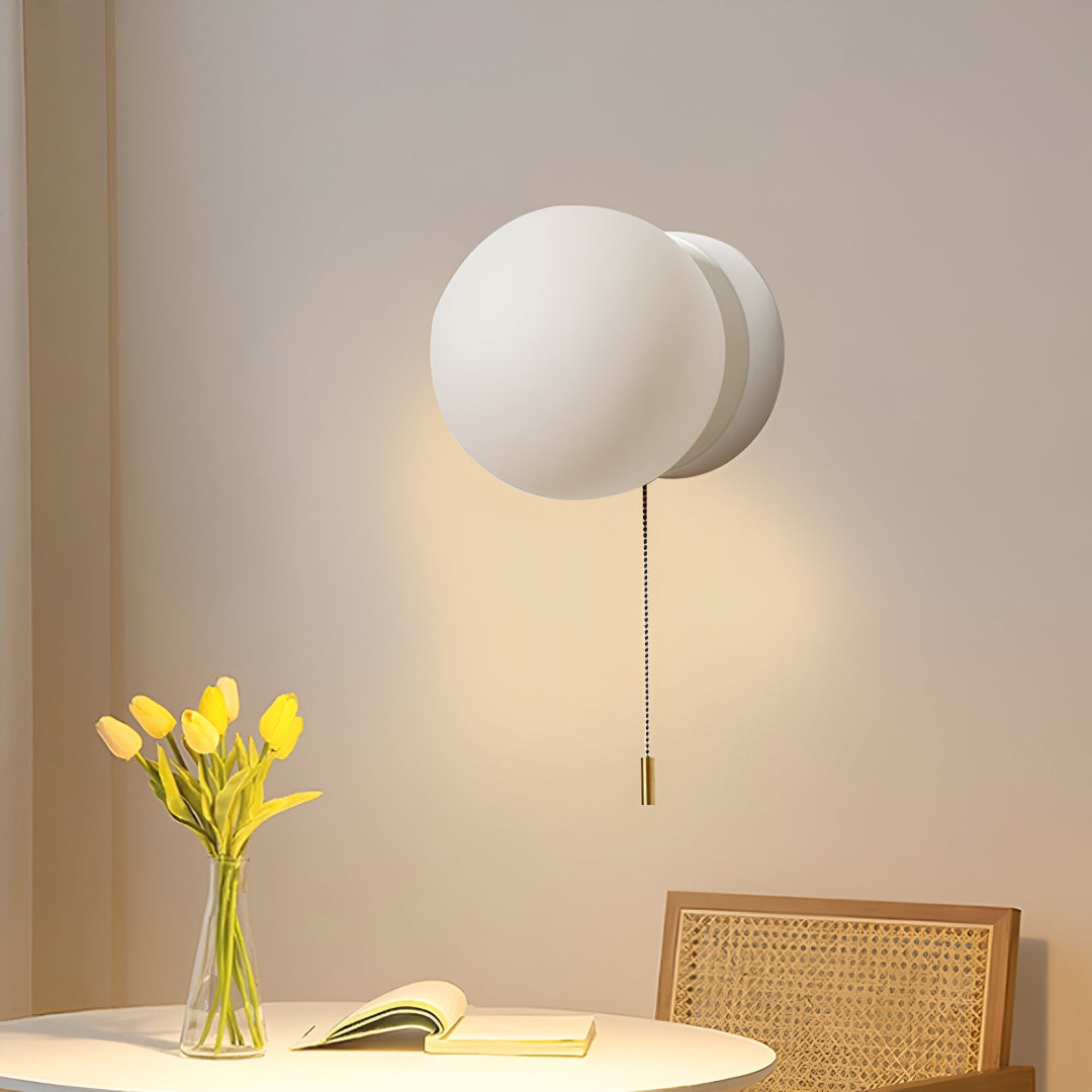 HyggeGlow: Applique Scandinava in Vetro Opaco Rotondo con LED e Corda di Trazione – per Ambienti e Corridoi