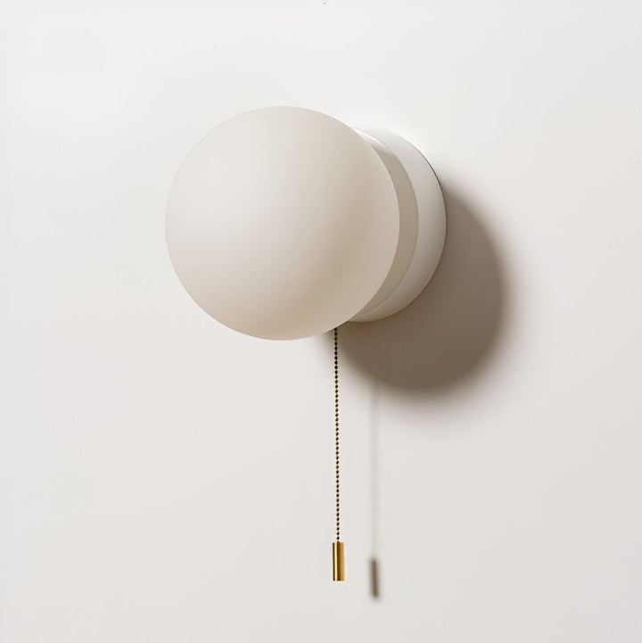 HyggeGlow: Applique Scandinava in Vetro Opaco Rotondo con LED e Corda di Trazione – per Ambienti e Corridoi