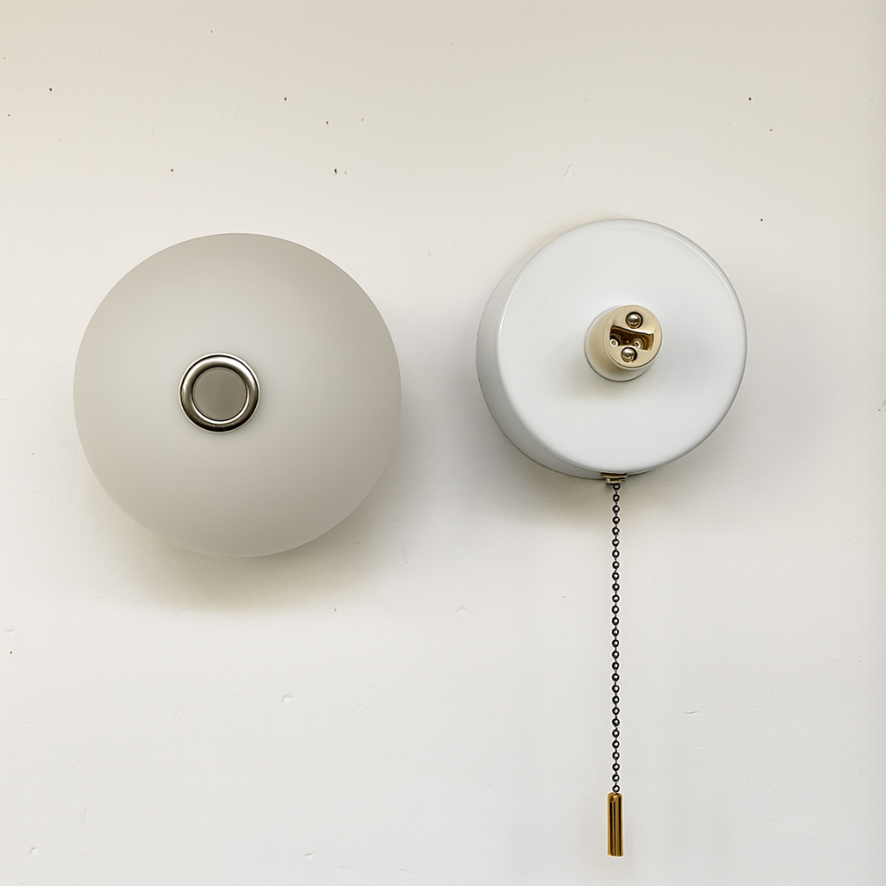 HyggeGlow: Applique Scandinava in Vetro Opaco Rotondo con LED e Corda di Trazione – per Ambienti e Corridoi