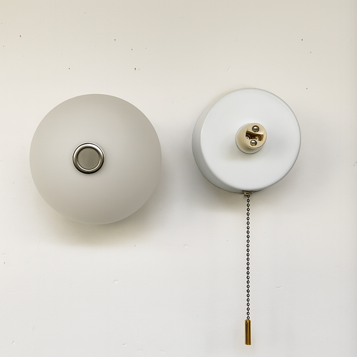 HyggeGlow: Applique Scandinava in Vetro Opaco Rotondo con LED e Corda di Trazione – per Ambienti e Corridoi