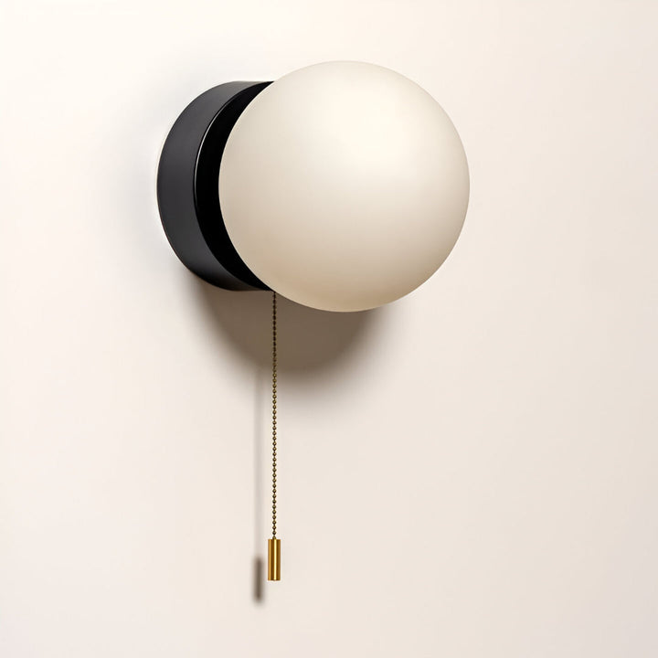 HyggeGlow: Applique Scandinava in Vetro Opaco Rotondo con LED e Corda di Trazione – per Ambienti e Corridoi