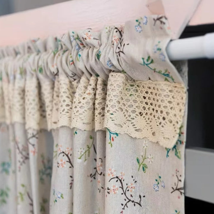 Kabinettsgnade: Tendaggi con motivo floreale – eleganti tendine per finestre di cucina e decorazioni da caffè