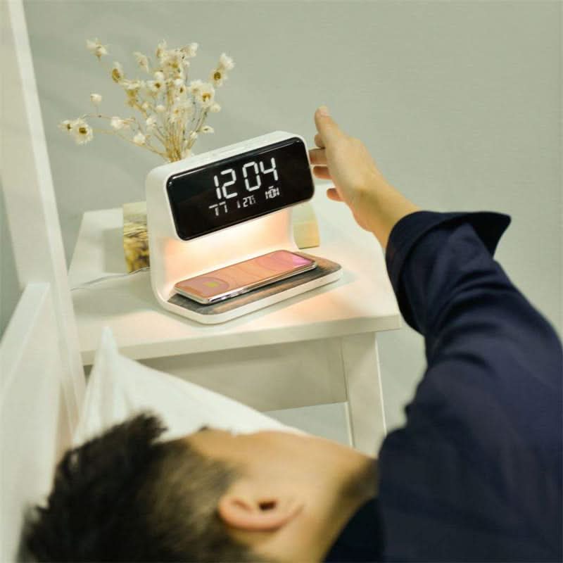 KlarBlick: Orologio da scrivania moderno con luce LED dimmerabile e stazione di ricarica induttiva – per home office e comodino