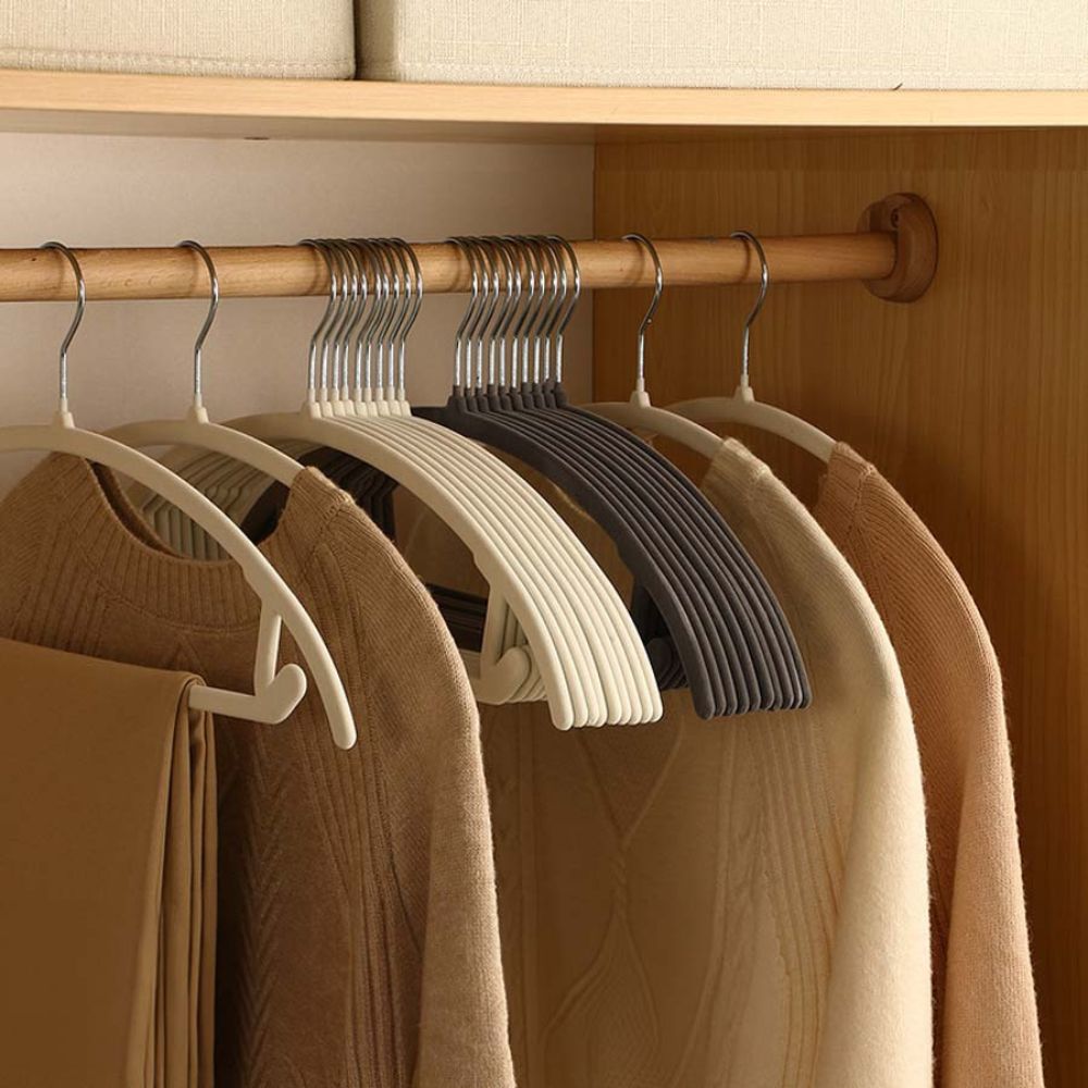KleiderForm: appendini antiscivolo dal design curvo – salvaspazio e ideali per camicie, bluse e abiti (set da 10)