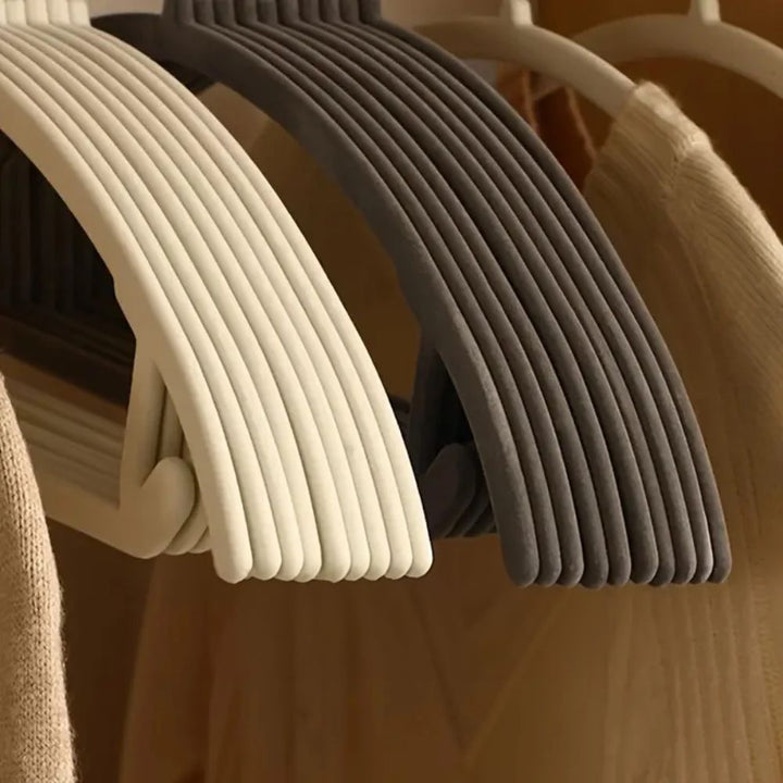 KleiderForm: appendini antiscivolo dal design curvo – salvaspazio e ideali per camicie, bluse e abiti (set da 10)