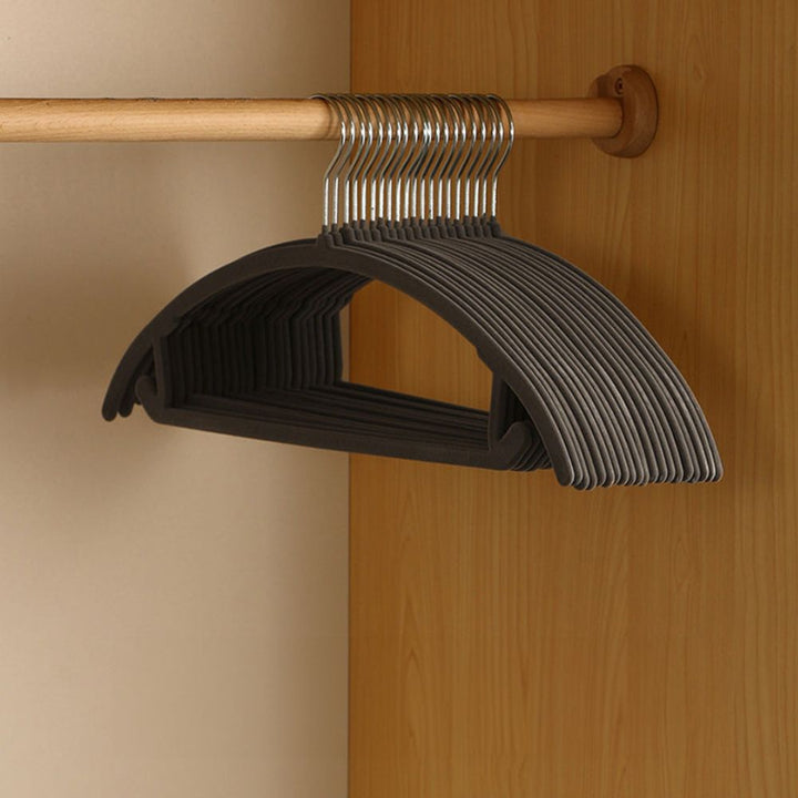 KleiderForm: appendini antiscivolo dal design curvo – salvaspazio e ideali per camicie, bluse e abiti (set da 10)