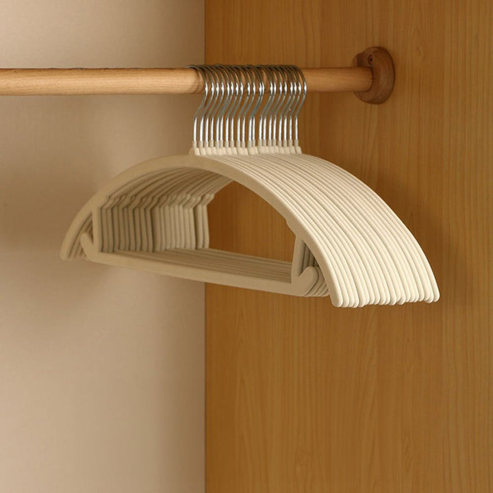 KleiderForm: appendini antiscivolo dal design curvo – salvaspazio e ideali per camicie, bluse e abiti (set da 10)