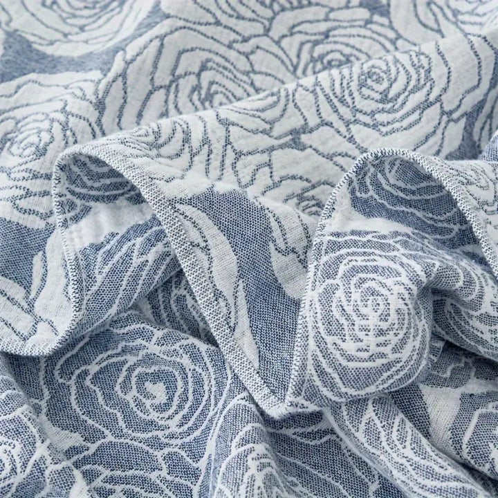 Köderflüstern: Elegante coperta in cotone con jacquard a rose e struttura leggera – per divano e camera da letto