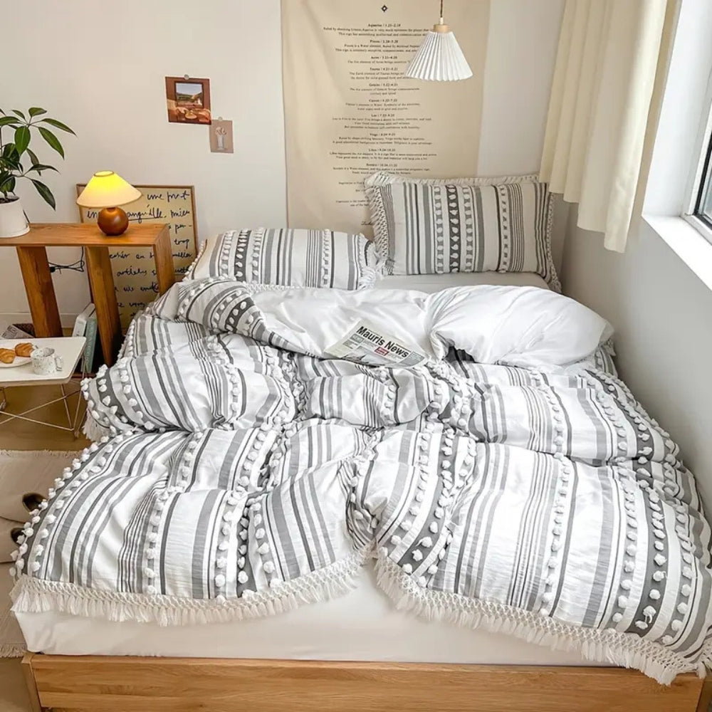 LineaWeich: Set copripiumino moderno – morbido, traspirante e decorativo con design a righe e pompon per la camera da letto