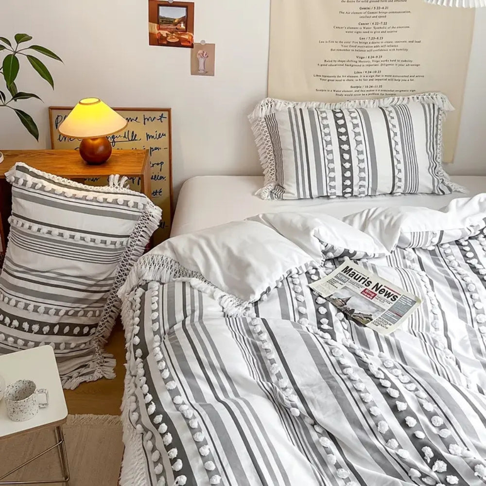 LineaWeich: Set copripiumino moderno – morbido, traspirante e decorativo con design a righe e pompon per la camera da letto