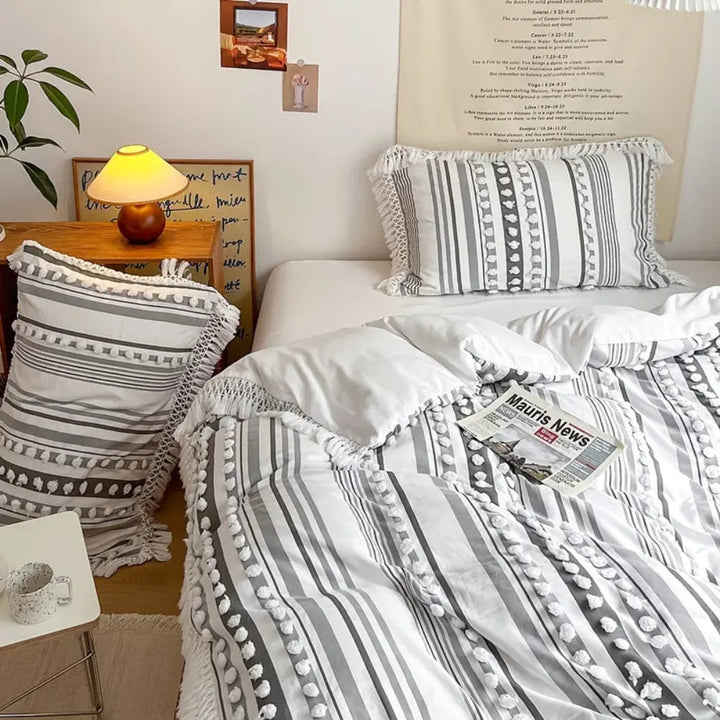 LineaWeich: Set copripiumino moderno – morbido, traspirante e decorativo con design a righe e pompon per la camera da letto