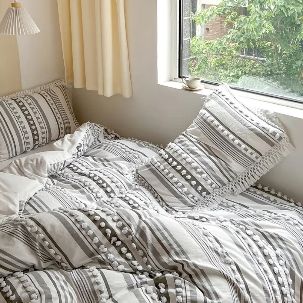 LineaWeich: Set copripiumino moderno – morbido, traspirante e decorativo con design a righe e pompon per la camera da letto