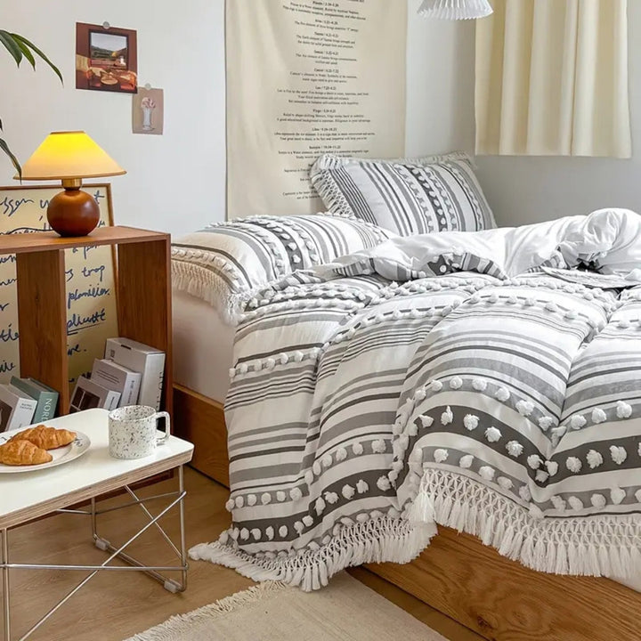 LineaWeich: Set copripiumino moderno – morbido, traspirante e decorativo con design a righe e pompon per la camera da letto