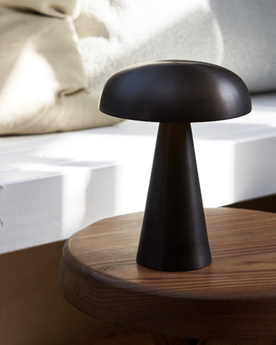 LuméaForm: Lampada da tavolo di design in metallo con base conica e luce ambientale – per comodino e soggiorno