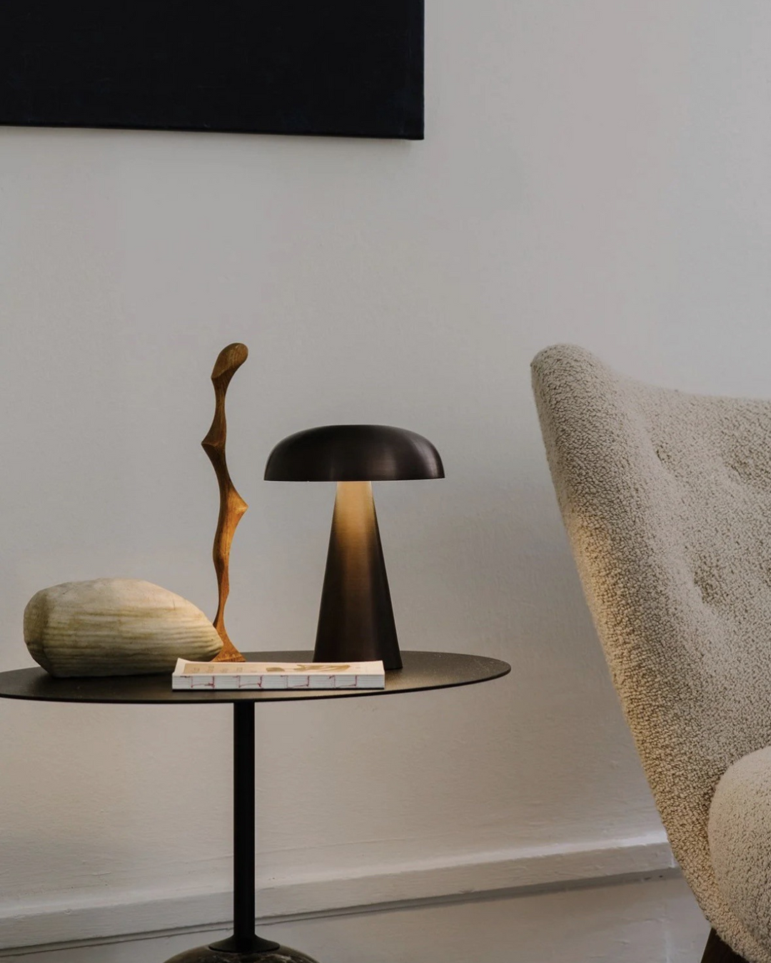 LuméaForm: Lampada da tavolo di design in metallo con base conica e luce ambientale – per comodino e soggiorno