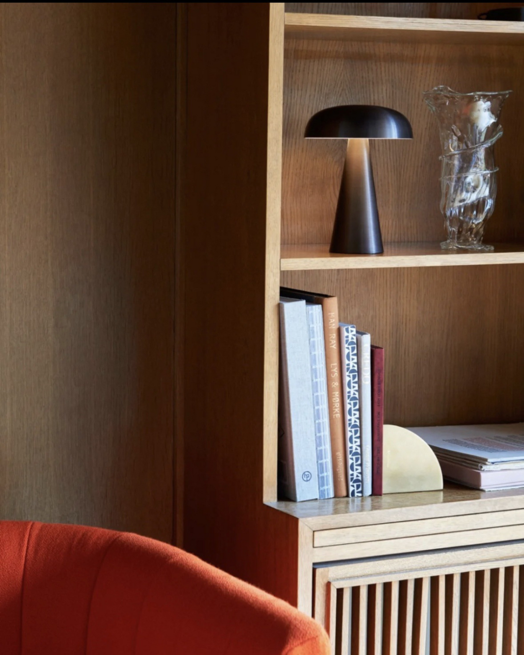 LuméaForm: Lampada da tavolo di design in metallo con base conica e luce ambientale – per comodino e soggiorno