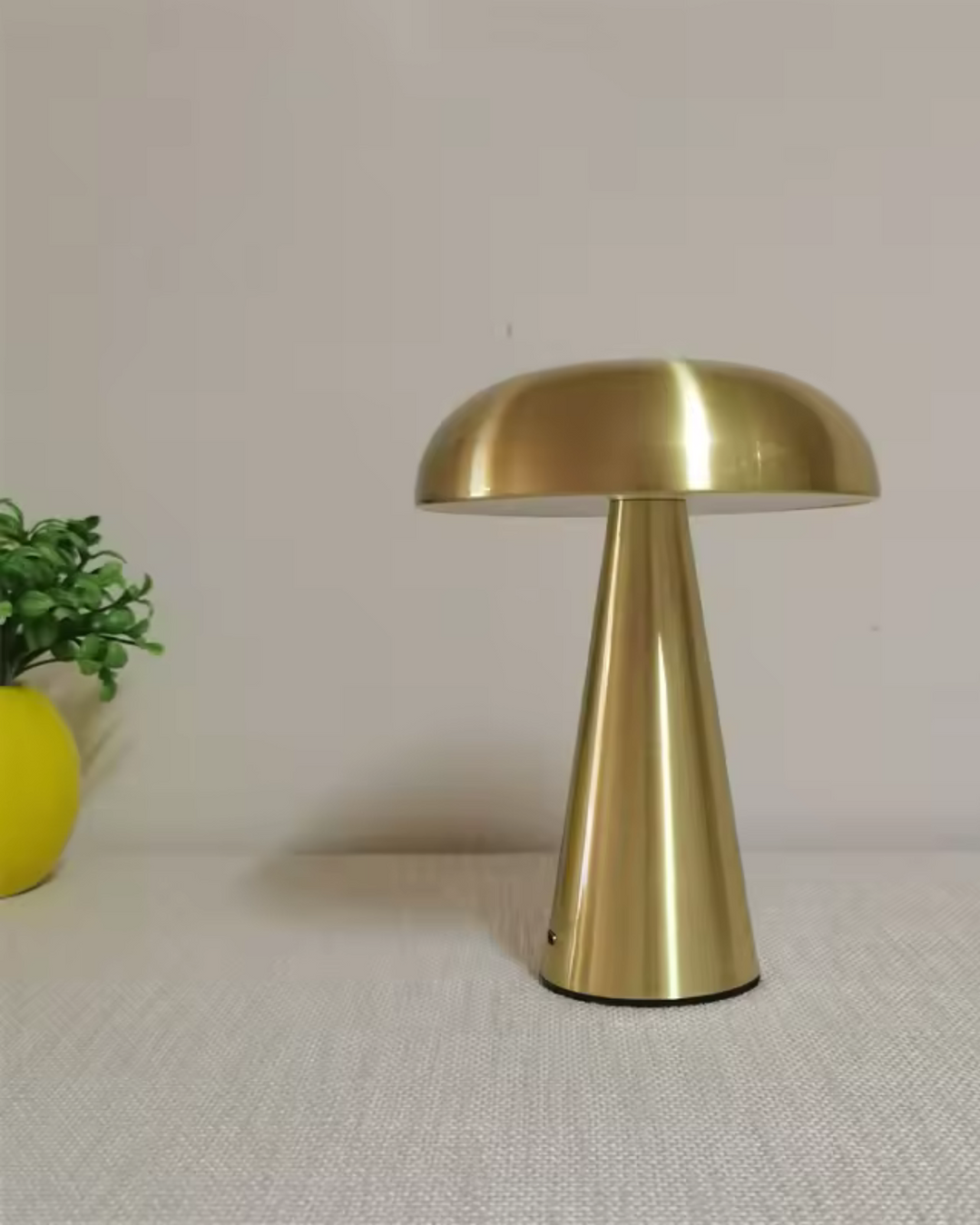 LuméaForm: Lampada da tavolo di design in metallo con base conica e luce ambientale – per comodino e soggiorno