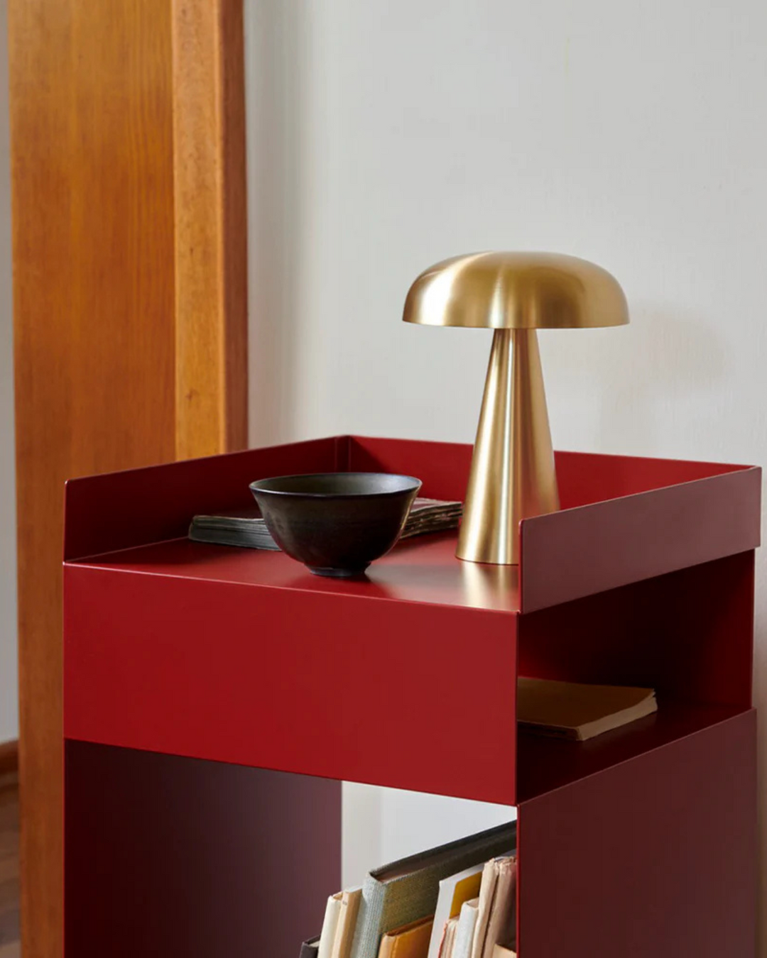 LuméaForm: Lampada da tavolo di design in metallo con base conica e luce ambientale – per comodino e soggiorno