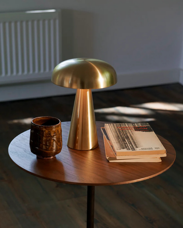 LuméaForm: Lampada da tavolo di design in metallo con base conica e luce ambientale – per comodino e soggiorno