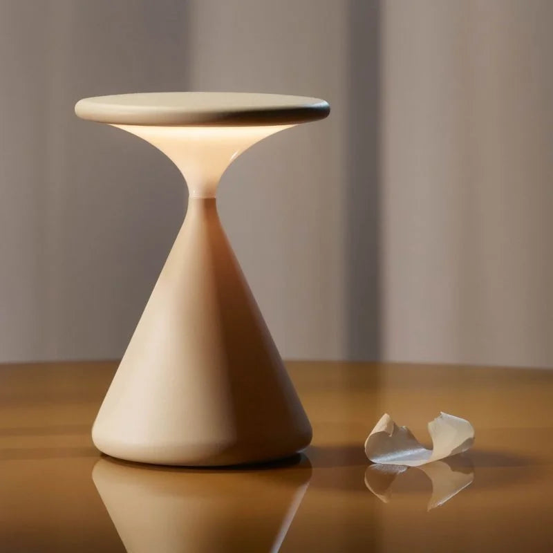 Lumevia: Lampada da Tavolo LED Senza Fili – Luce a Batteria Dimmerabile in Design a Clessidra