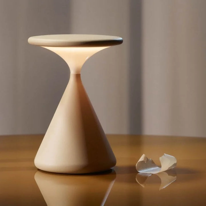Lumevia: Lampada da Tavolo LED Senza Fili – Luce a Batteria Dimmerabile in Design a Clessidra