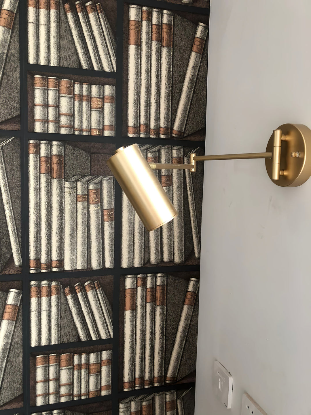 LumiArm: Applique LED orientabile – Lampada da lettura moderna in design minimalista
