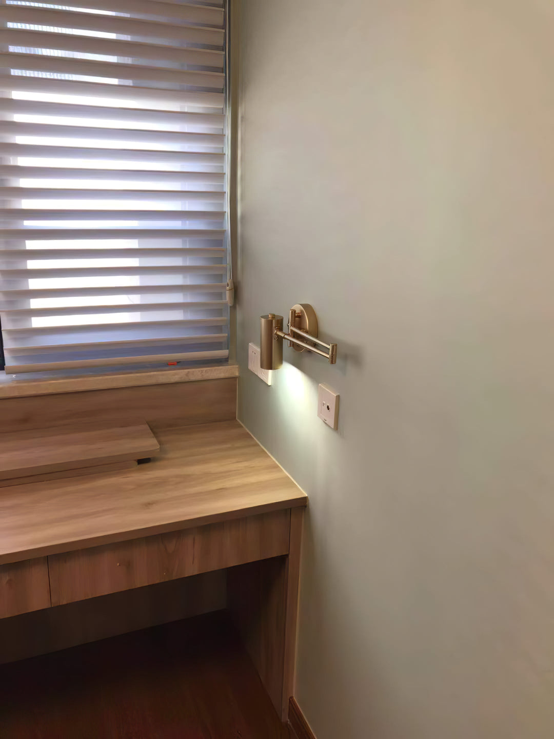 LumiArm: Applique LED orientabile – Lampada da lettura moderna in design minimalista