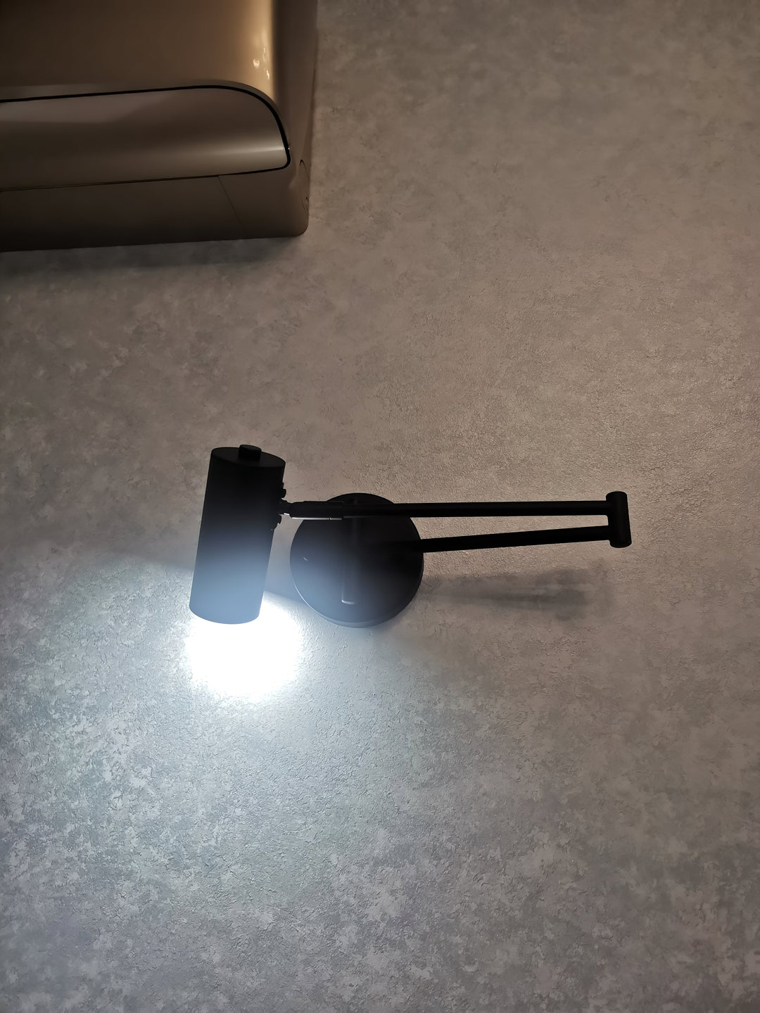 LumiArm: Applique LED orientabile – Lampada da lettura moderna in design minimalista