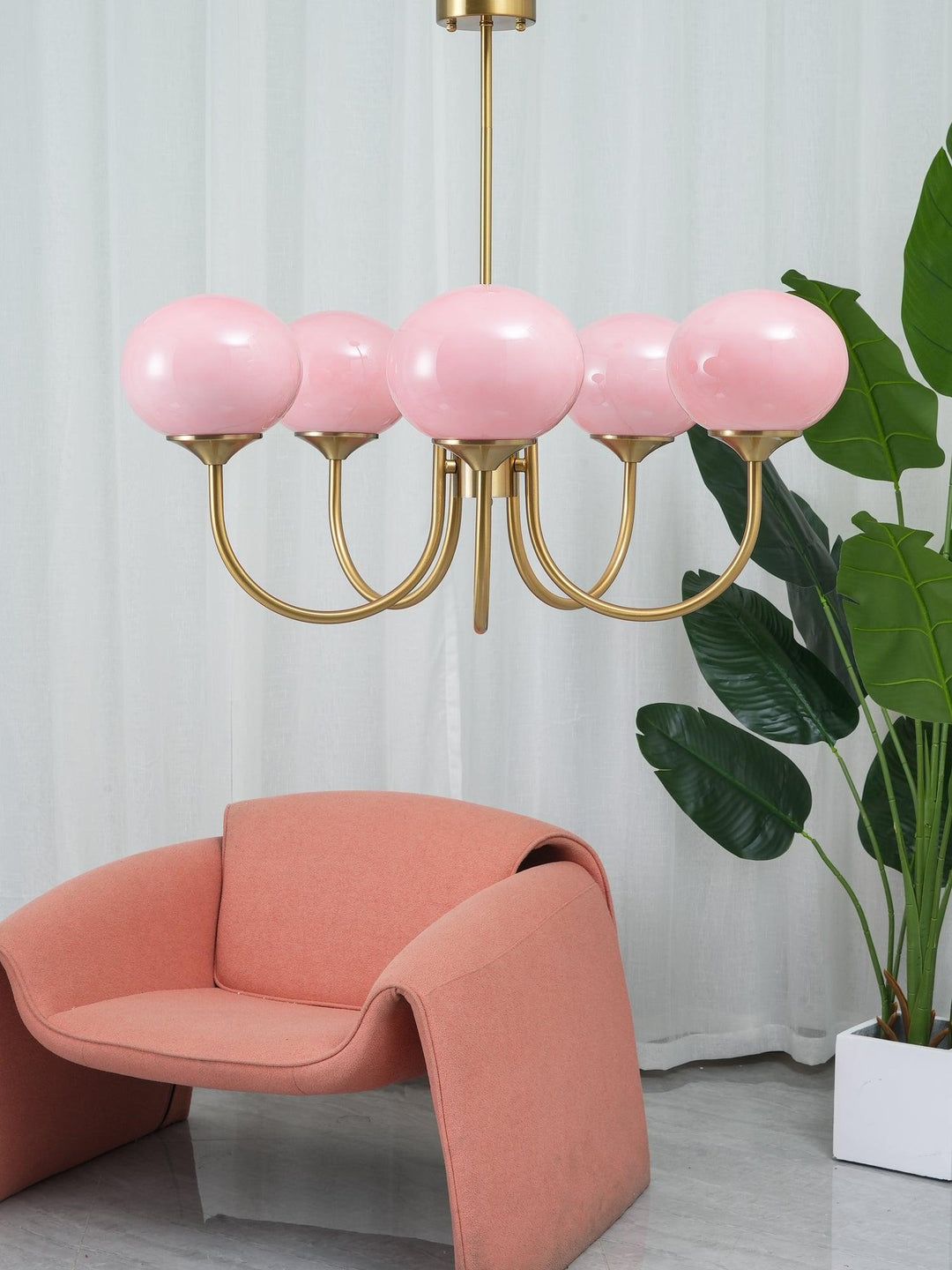 LumiRosé: Lampadario Designer con finitura dorata e paralumi in vetro
