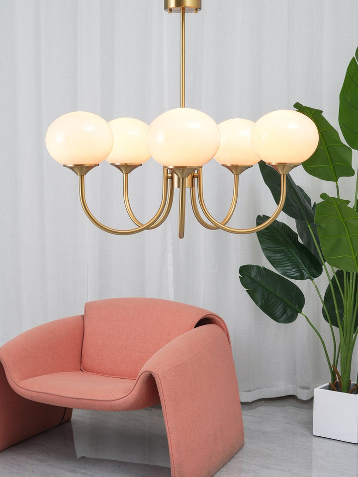 LumiRosé: Lampadario Designer con finitura dorata e paralumi in vetro
