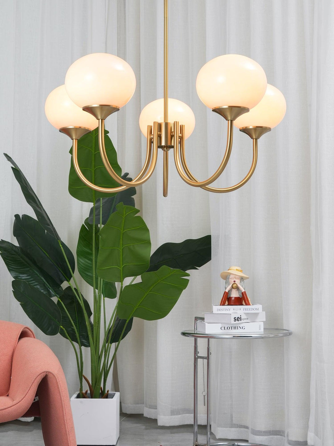LumiRosé: Lampadario Designer con finitura dorata e paralumi in vetro