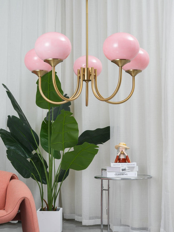 LumiRosé: Lampadario di design con finitura dorata e paralumi in vetro