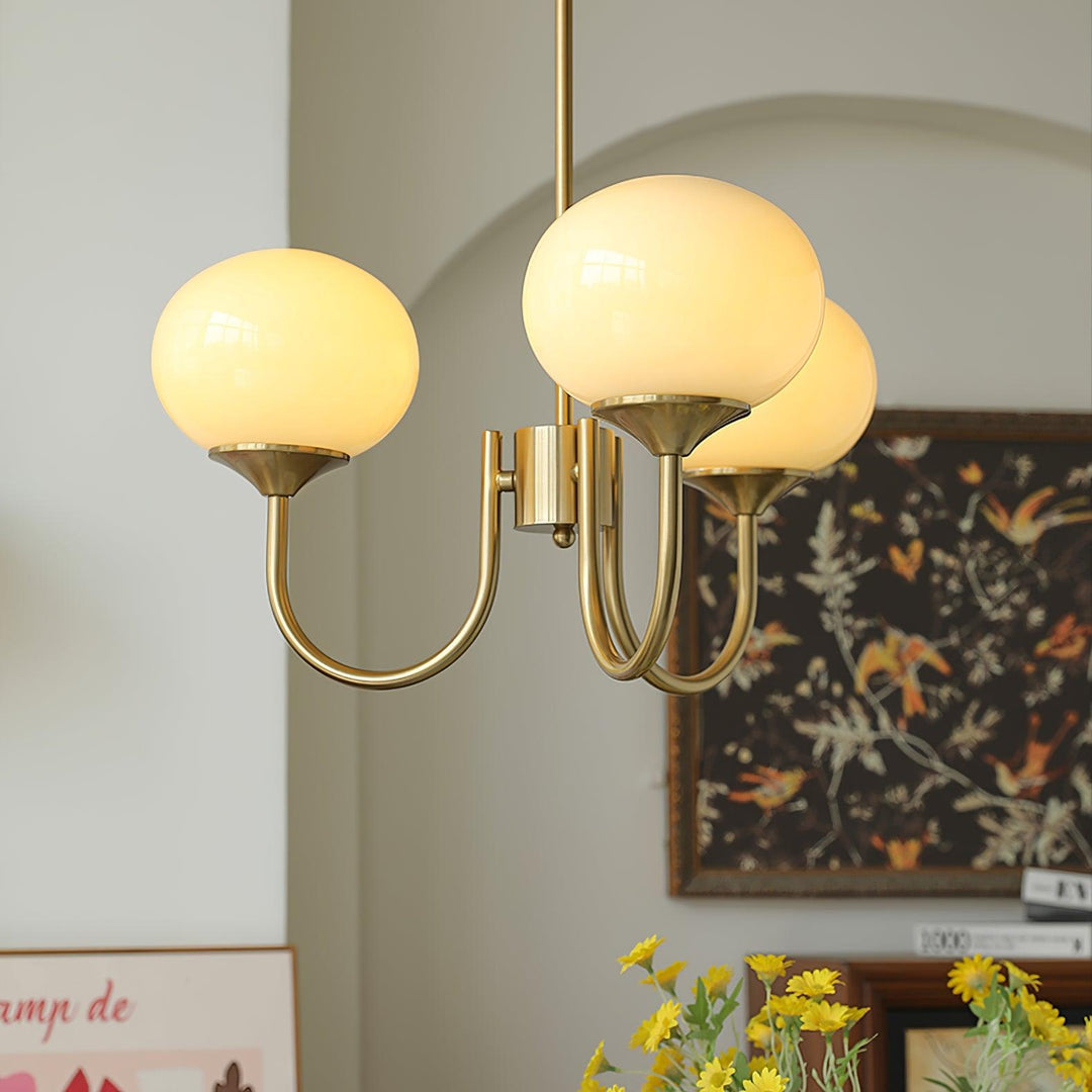 LumiRosé: Lampadario di design con finitura dorata e paralumi in vetro