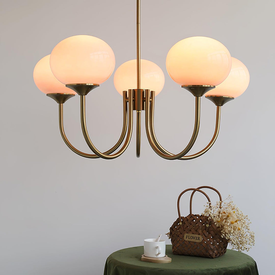 LumiRosé: Lampadario Designer con finitura dorata e paralumi in vetro