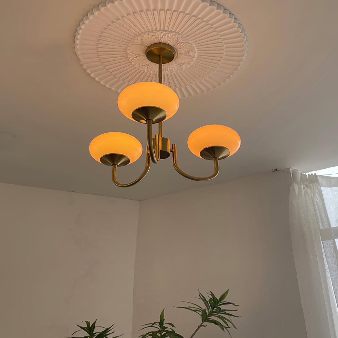 LumiRosé: Lampadario Designer con finitura dorata e paralumi in vetro