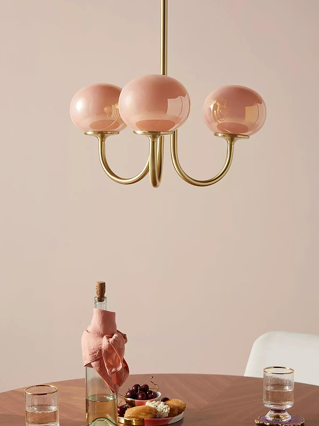 LumiRosé: Lampadario Designer con finitura dorata e paralumi in vetro