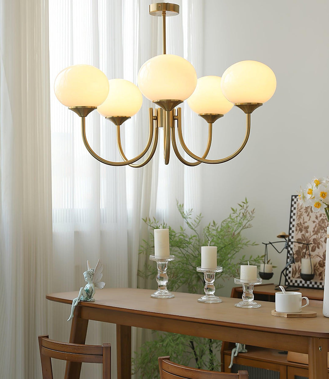LumiRosé: Lampadario Designer con finitura dorata e paralumi in vetro