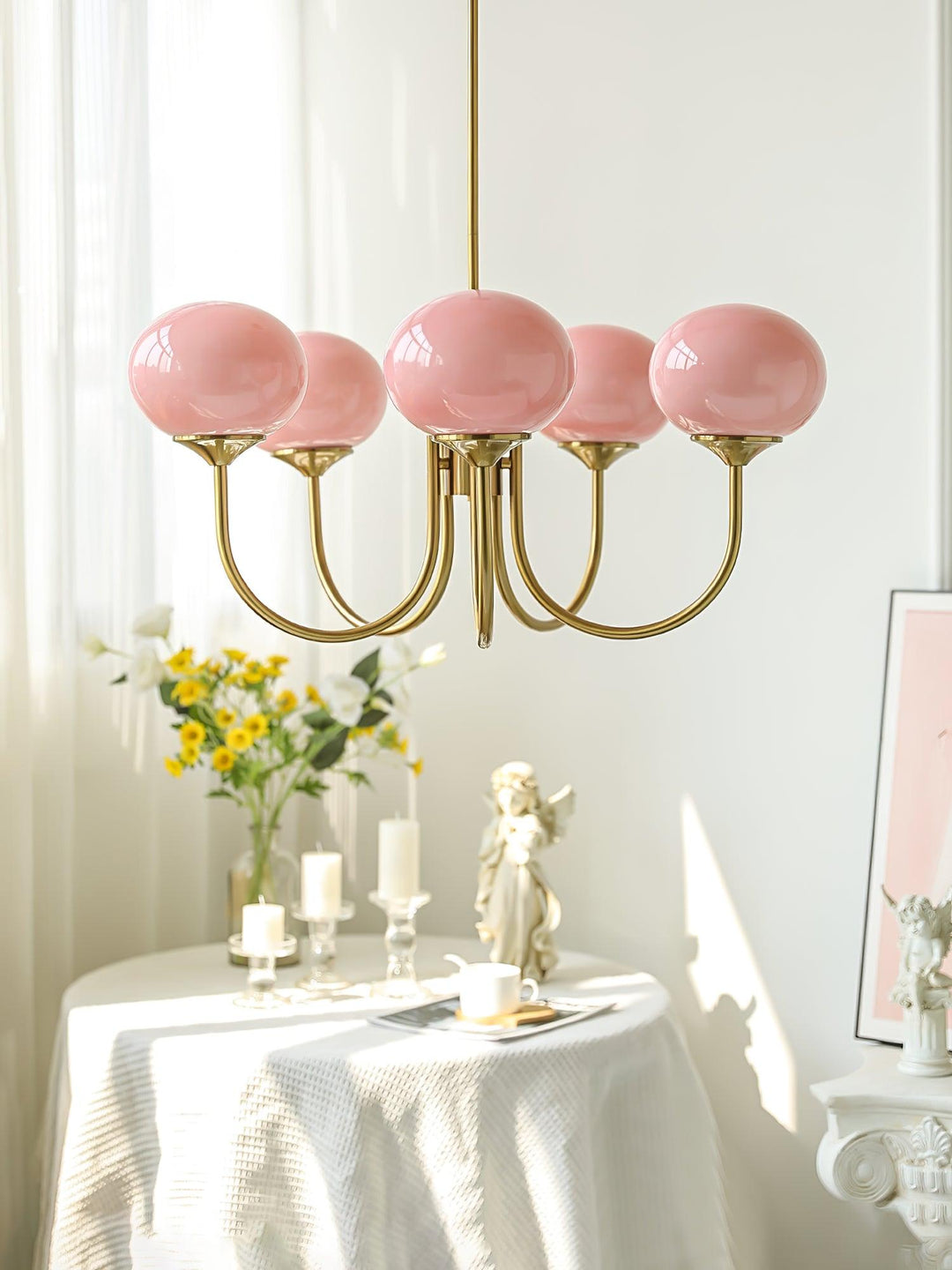 LumiRosé: Lampadario Designer con finitura dorata e paralumi in vetro