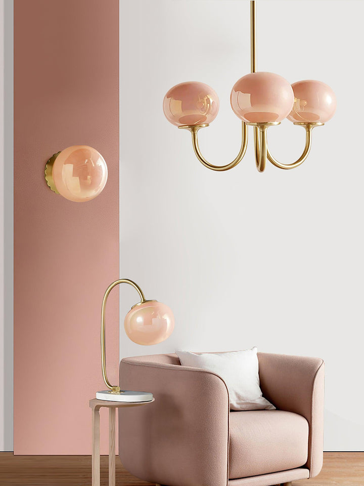 LumiRosé: Lampadario di design con finitura dorata e paralumi in vetro