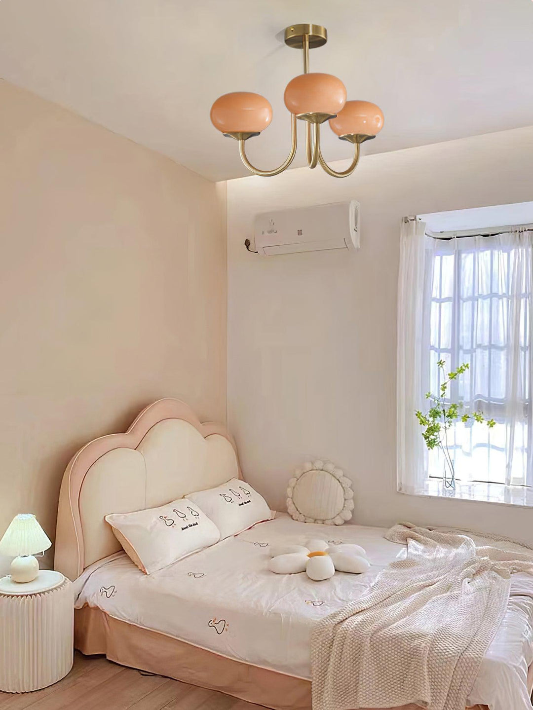 LumiRosé: Lampadario di design con finitura dorata e paralumi in vetro