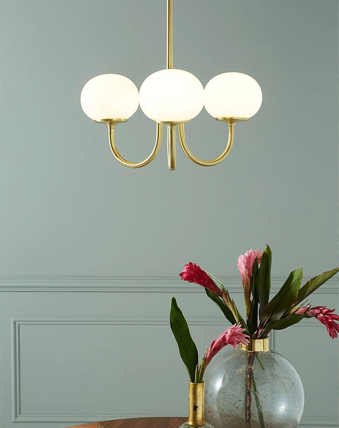 LumiRosé: Lampadario di design con finitura dorata e paralumi in vetro