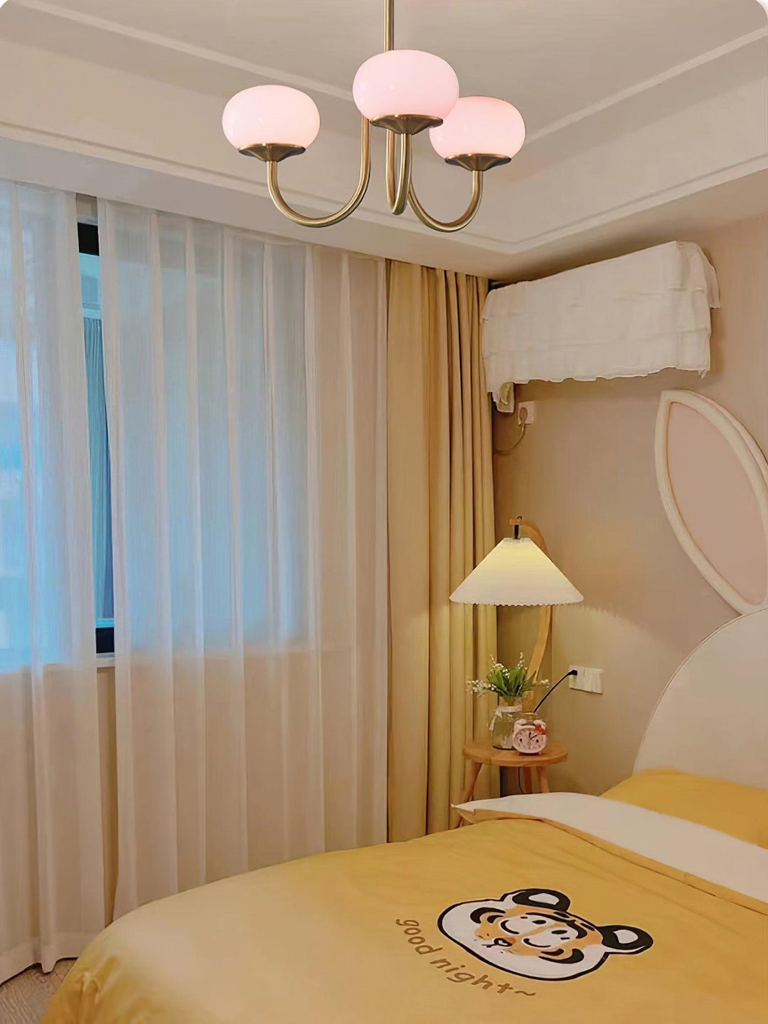 LumiRosé: Lampadario di design con finitura dorata e paralumi in vetro