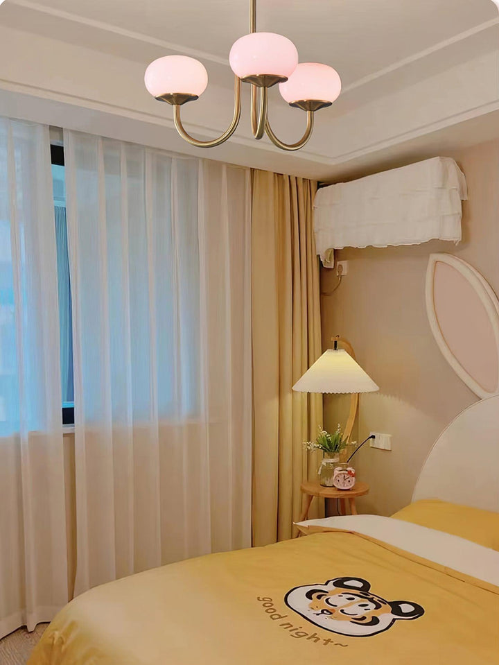 LumiRosé: Lampadario di design con finitura dorata e paralumi in vetro