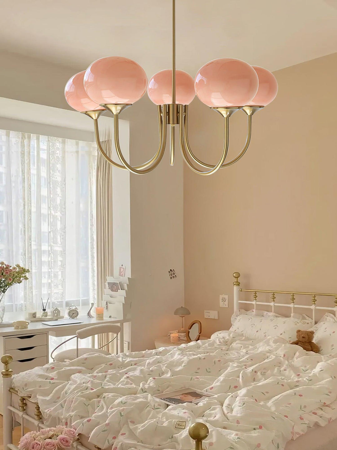 LumiRosé: Lampadario Designer con finitura dorata e paralumi in vetro