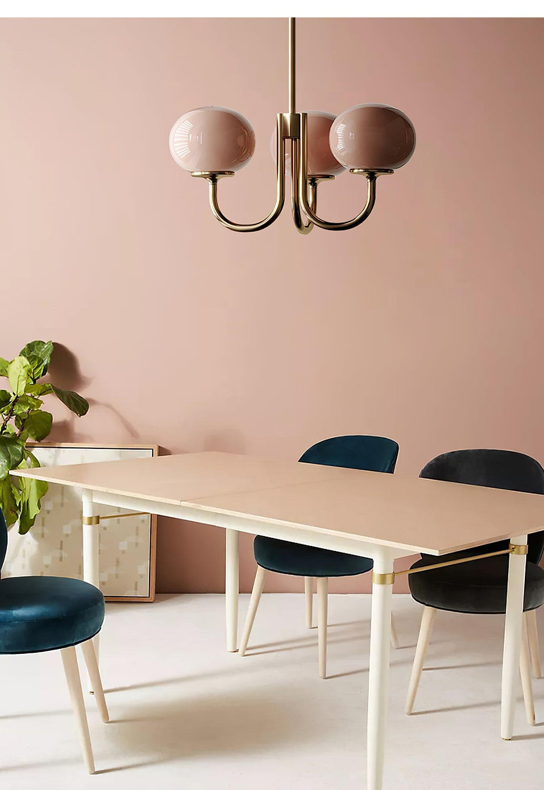 LumiRosé: Lampadario Designer con finitura dorata e paralumi in vetro