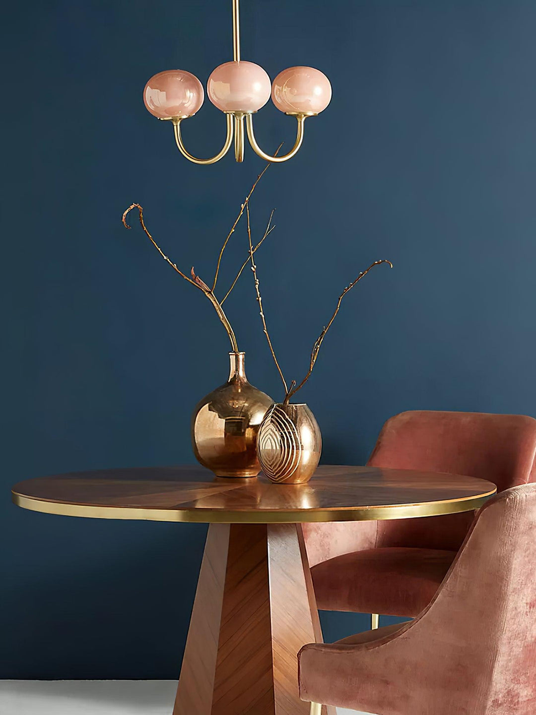 LumiRosé: Lampadario Designer con finitura dorata e paralumi in vetro