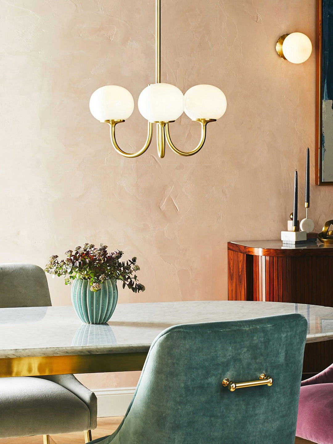 LumiRosé: Lampadario Designer con finitura dorata e paralumi in vetro
